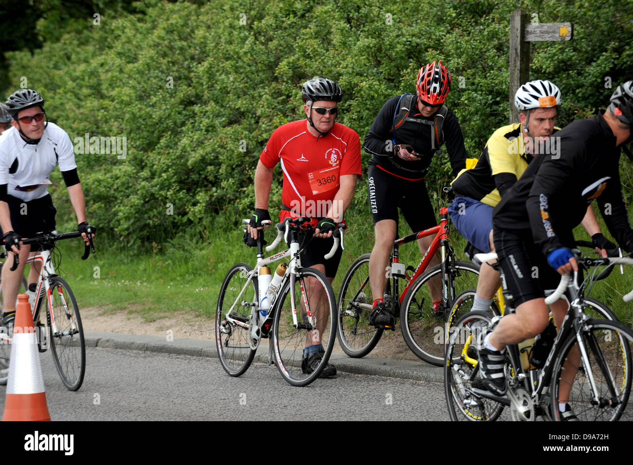 Brighton UK 16 juin 2013 - Début de cyclistes arrivent dans la British Heart Foundation Londres à Brighton en vélo qu'ils terminent la dernière montée le long de Ditchling Road à la périphérie de la ville Photo prise par Simon Dack/Alamy Live News Banque D'Images