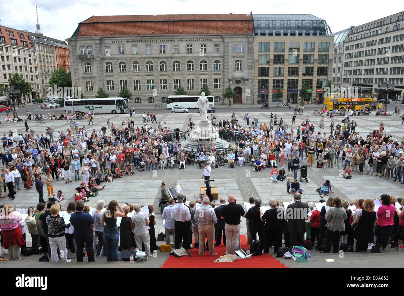 Berlin, Allemagne. 16 Juin, 2013. Les membres de divers chœurs chantent en face de la salle de spectacles au Gendarmenmarkt à Berlin, Allemagne, 16 juin 2013. Photo : PAUL ZINKEN/dpa/Alamy Live News Banque D'Images