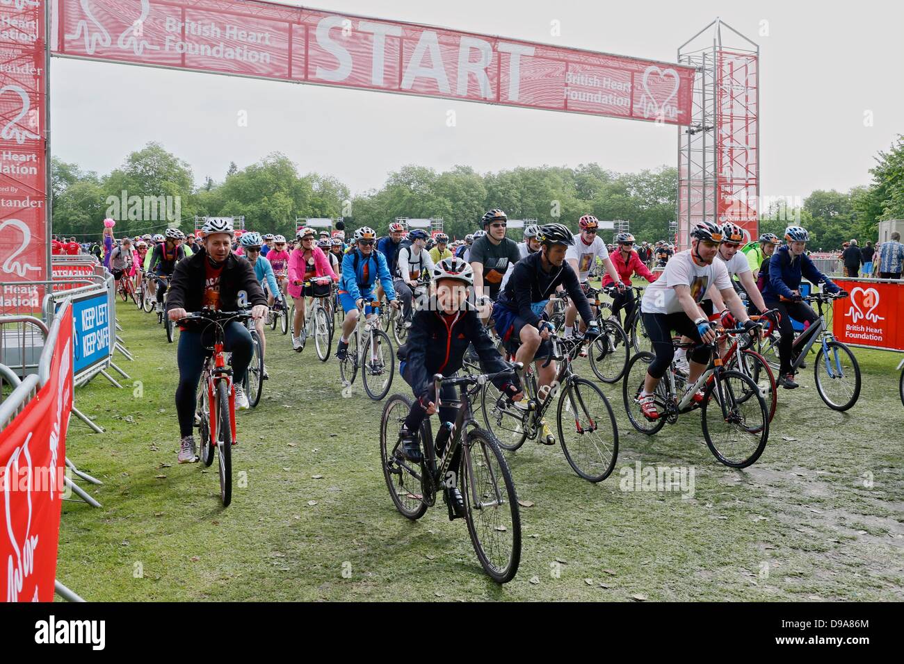 Clapham Common, London UK. 16 juin 2013. Les cyclistes au lieu début de la British Heart Foundation Londres à Brighton en vélo. Les organisateurs attendent plus de 28 000 cyclistes à participer à l'événement de collecte de fonds Phare. Crédit : Tom Jura/Alamy Live News Banque D'Images