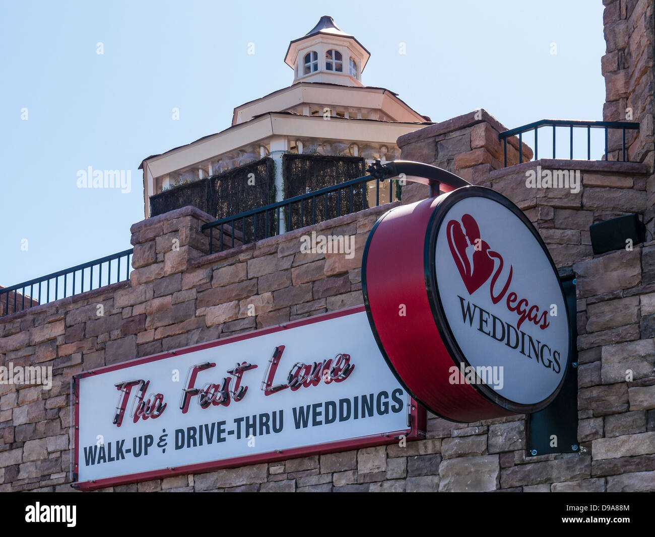 LAS VEGAS, NEVADA, États-Unis - 04 JUIN 2013 : panneaux au-dessus de la chapelle de mariage de Las Vegas - la voie rapide Banque D'Images