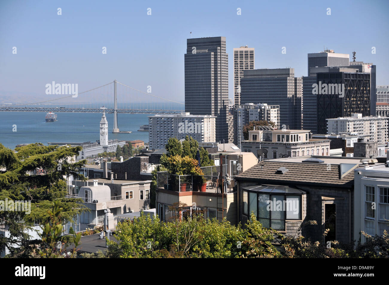 Vue sur le Bay Bridge, Ferry Building et du quartier financier de San Francisco depuis le haut de Telegraph Hill un jour d'été Banque D'Images