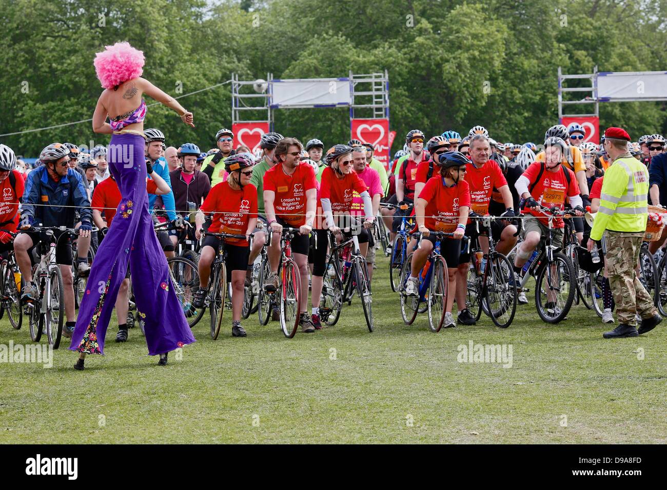 Clapham Common, London UK. 16 juin 2013. Les cyclistes au lieu début de la British Heart Foundation Londres à Brighton en vélo. Les organisateurs attendent plus de 28 000 cyclistes à participer à l'événement de collecte de fonds Phare. Crédit : Tom Jura/Alamy Live News Banque D'Images