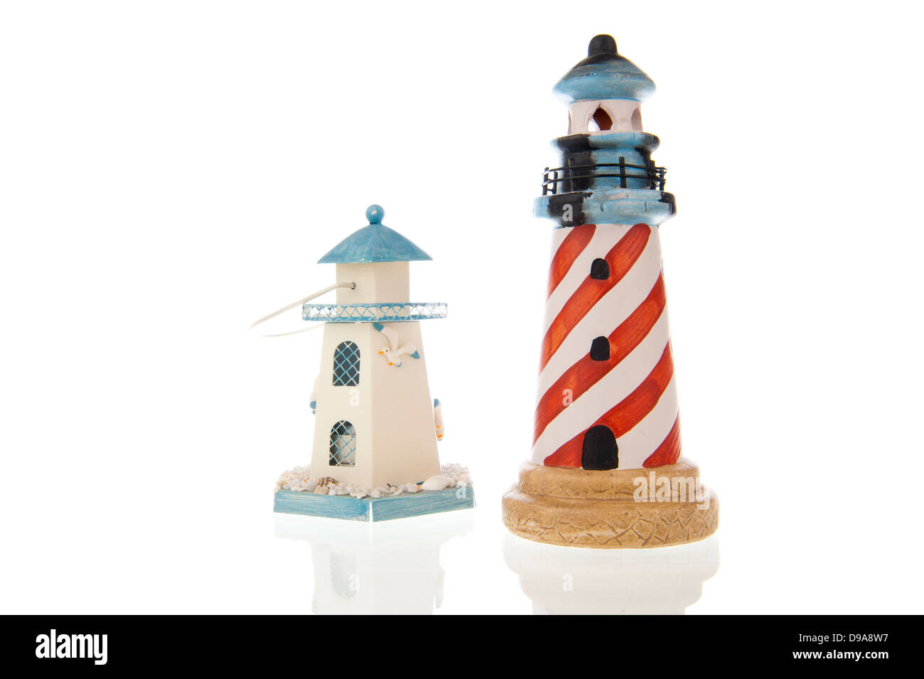Phare hexagonal blanc à rayures rouges rondes et phare en libre et isolé en blanc Banque D'Images