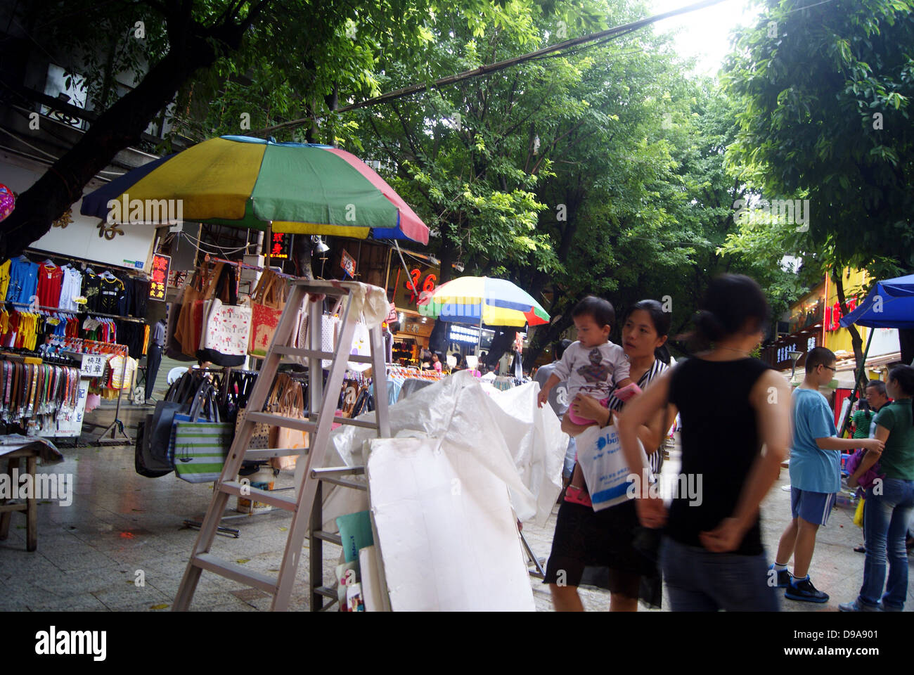 Shenzhen xixiang rue piétonne, il y a beaucoup de vendeurs qui vendent des biens sur la façon d'influencer les gens à marcher. En Chine. Banque D'Images