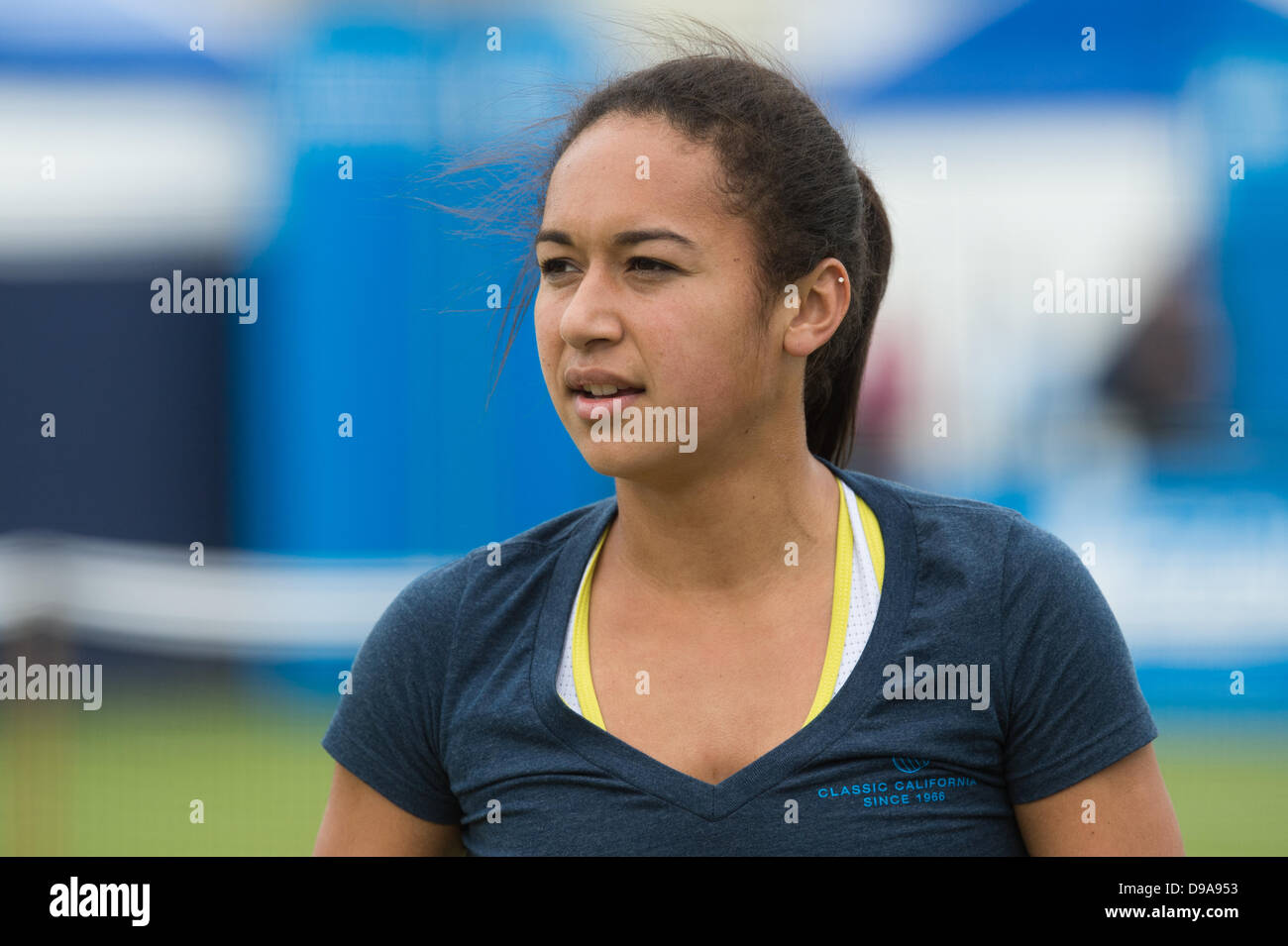 Aegon International, Eastbourne, Royaume-Uni. Dimanche 16 Juin, 2013. Heather Watson frapper à s'entraîner. Crédit : Mike French/Alamy Live News Banque D'Images