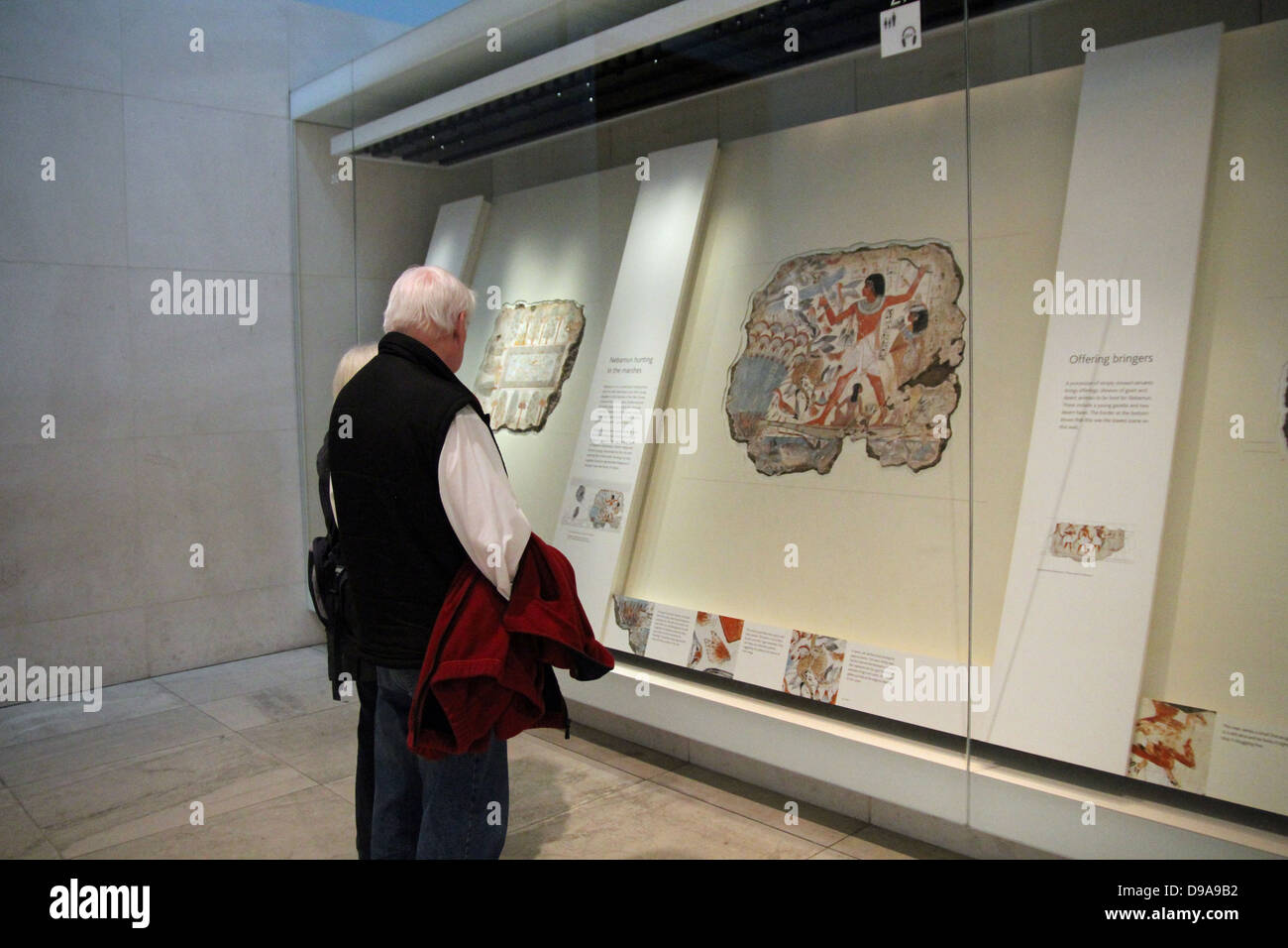 Les membres du public au Musée Britannique examine Nebamun la chasse dans les marais d'Egypte Banque D'Images