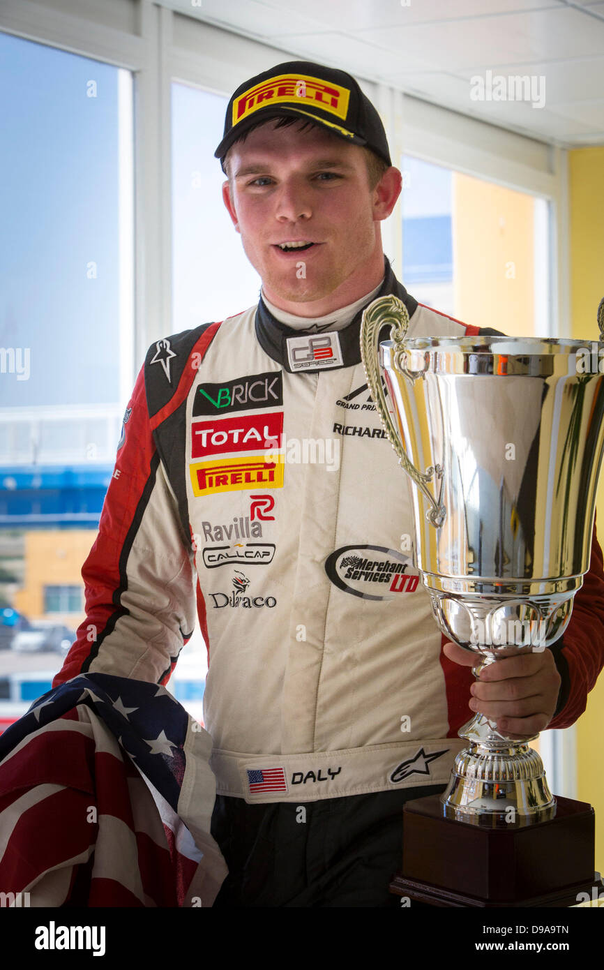 Jour de la course pour la ronde 2 de la série GP3 2013. 16 Juin, 2013. Contrôle du circuit Ricardo Tormo. Valencia Espagne. # 1 Conor Daly (USA) - ART Grand Prix - Course 1 gagnant à Valence avec son trophée Credit : Action Plus Sport/Alamy Live News Banque D'Images