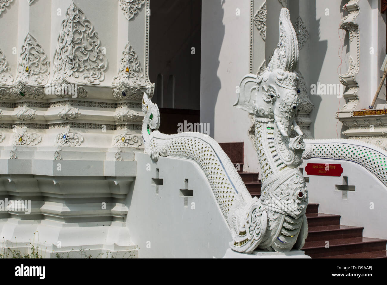 L'art thaï, Fusion Naka éléphant statue sur l'escalier dans Wat Sri Don Lune , Chiang Mai Thaïlande Banque D'Images