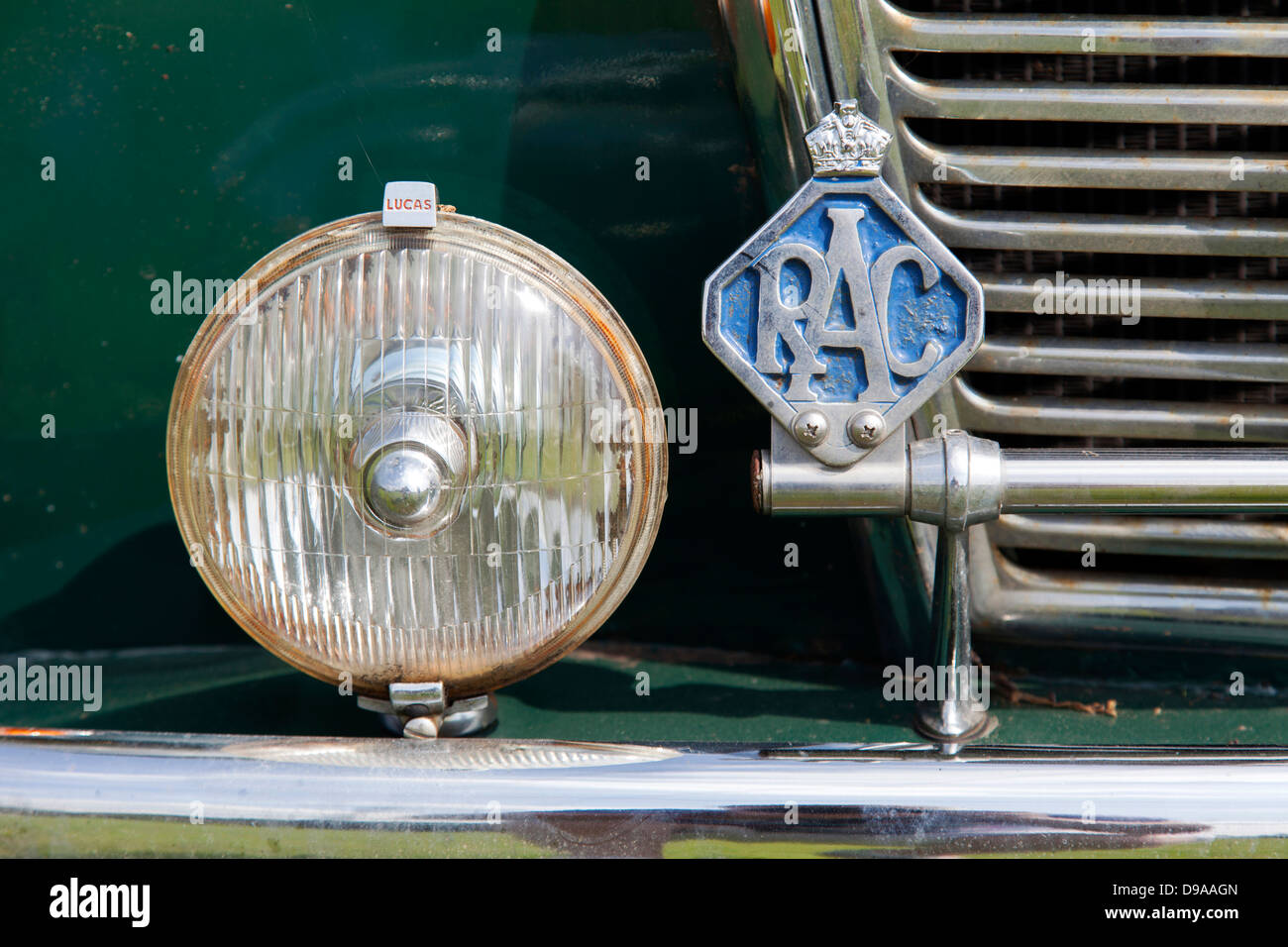 Le Royal Automobile Club (RAC) Insigne sur une voiture classique au Royaume-Uni. Banque D'Images