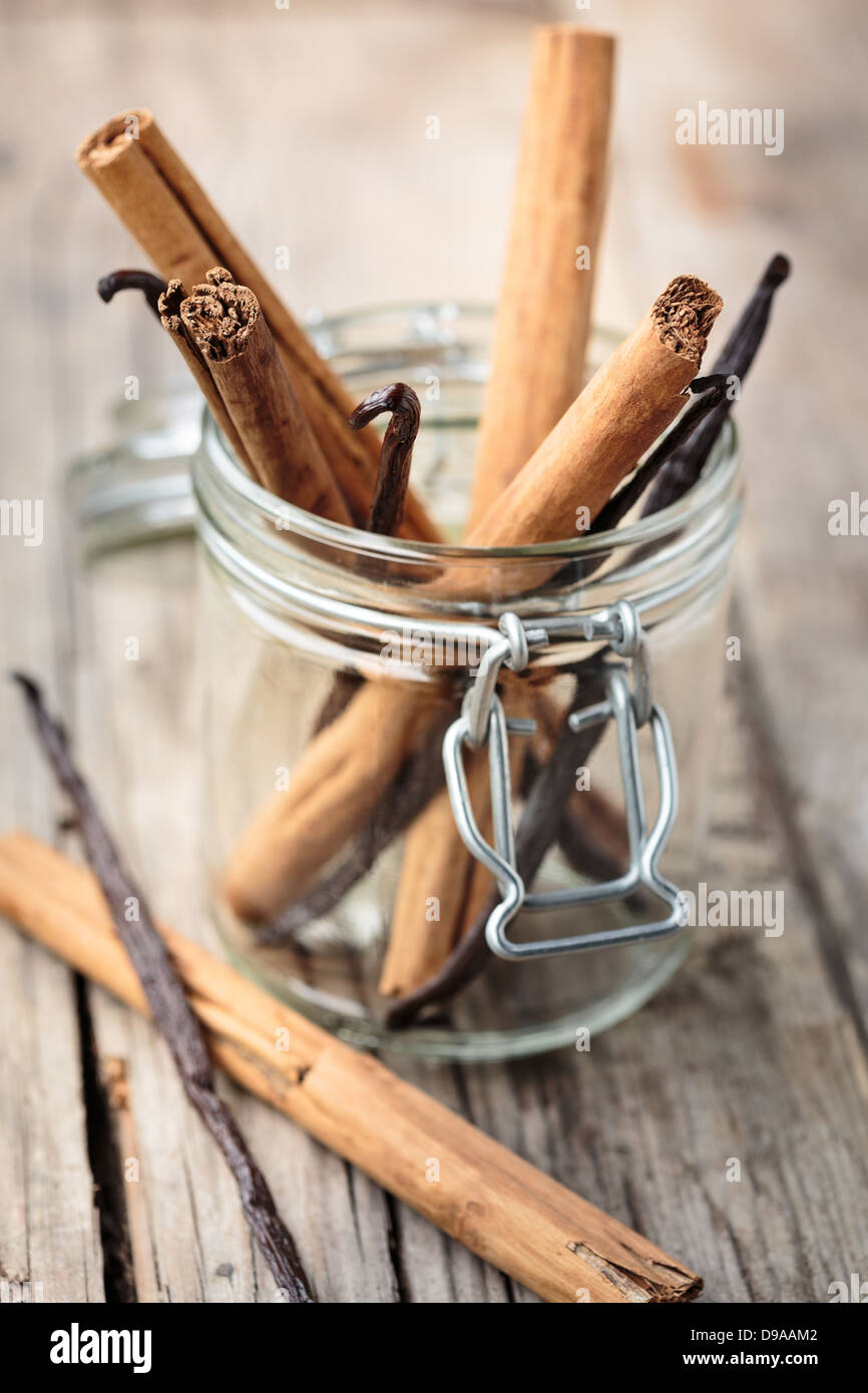 Bâtons de cannelle et la vanille dans un récipient en verre Banque D'Images