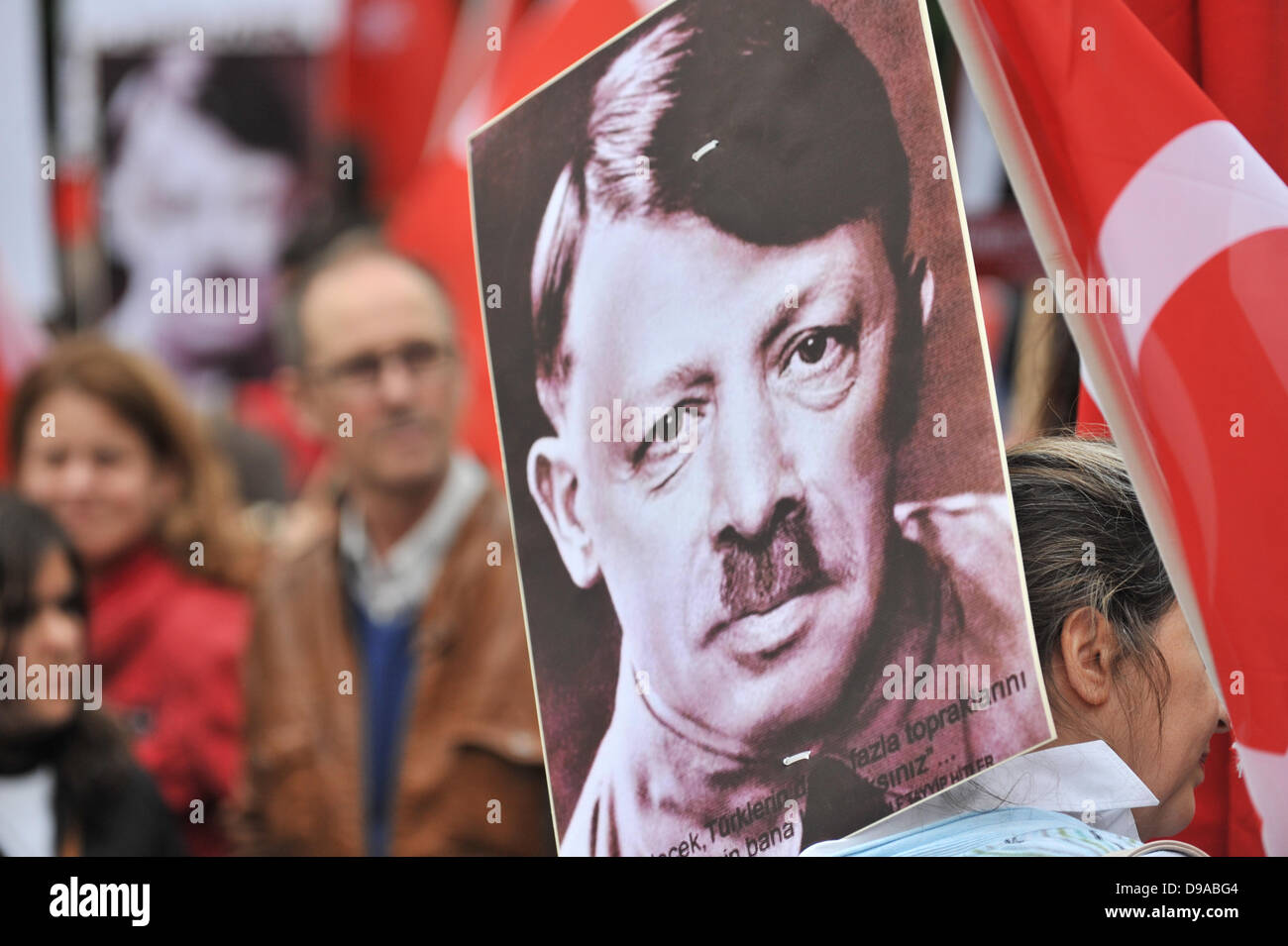 Belgrave Square, London, UK. 16h juin 2013. En face de l'ambassade de Turquie protestataires anti tenir le premier ministre Erdogan bannières et drapeaux. Crédit : Matthieu Chattle/Alamy Live News Banque D'Images