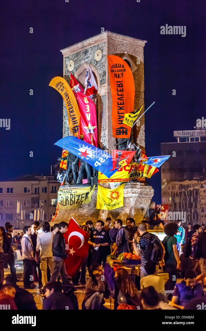Monument Ataturk couverts avec des drapeaux au cours de Taksim Gezi Parkı protestations, Istanbul, Turquie Banque D'Images