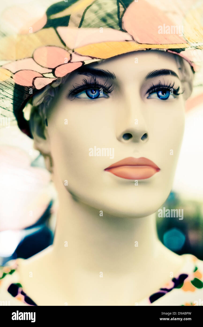 Mannekin avec tête couleur des yeux bleus perçants portant 60's hat Banque D'Images