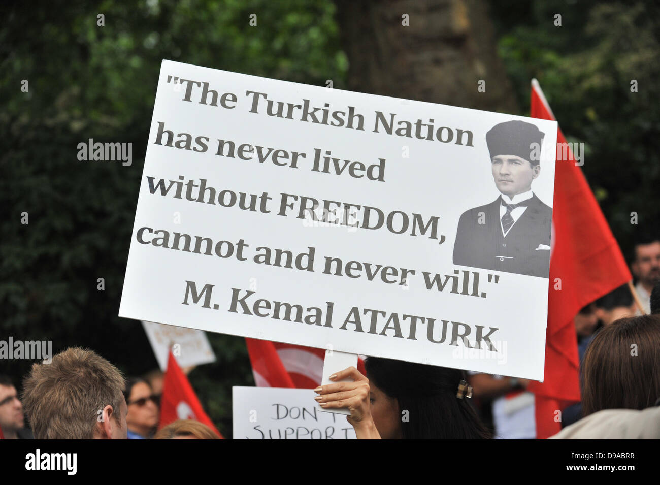 Belgrave Square, London, UK. 16h juin 2013. Les manifestants en face de l'ambassade de Turquie tenir bannières et drapeaux. Crédit : Matthieu Chattle/Alamy Live News Banque D'Images