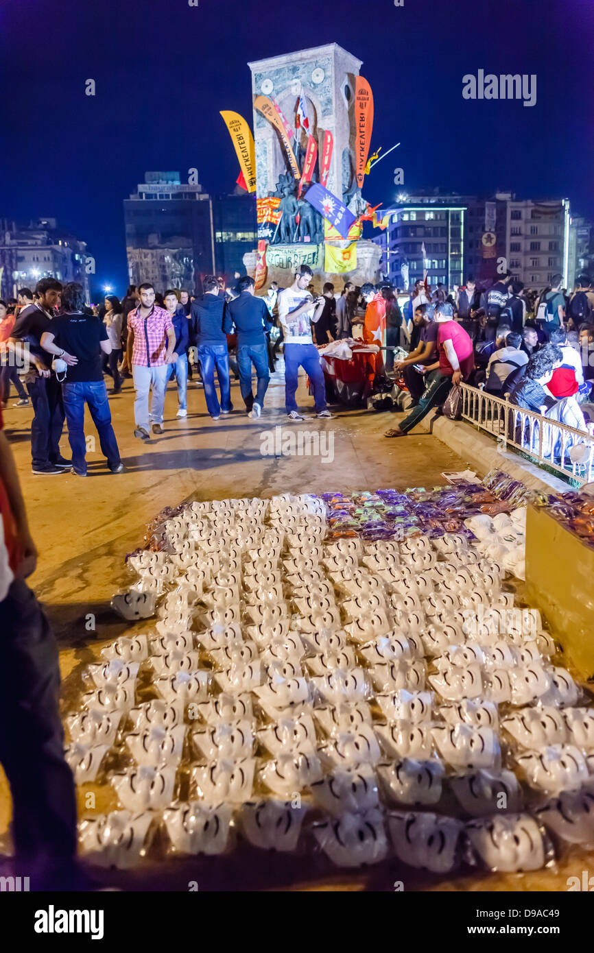 Masques anonyme en face de l'monument Ataturk couverts avec des drapeaux au cours de Taksim Gezi Parkı protestations, Istanbul, Turquie Banque D'Images