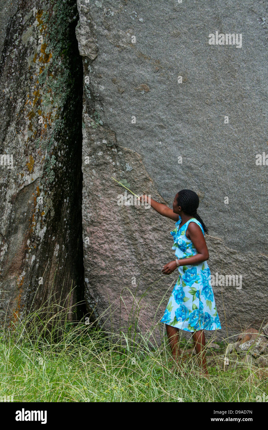 Notre guide Miriam expliquant l'histoire de la Grand Zimbabwe Ruins Banque D'Images