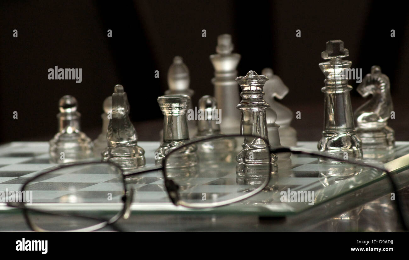 Un jeu d'échecs le transparent de sélection avec une paire de lunettes Banque D'Images