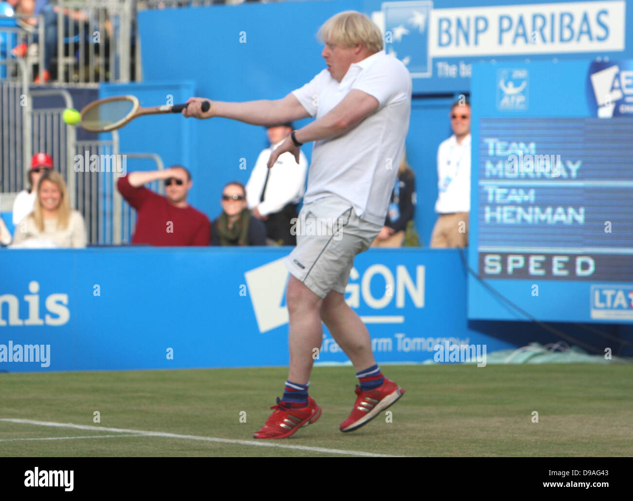 16.06.2013. Londres, Angleterre. Boris Johnson célébrer match de tennis pendant la finale de l'Aegon Championships La Reine Banque D'Images