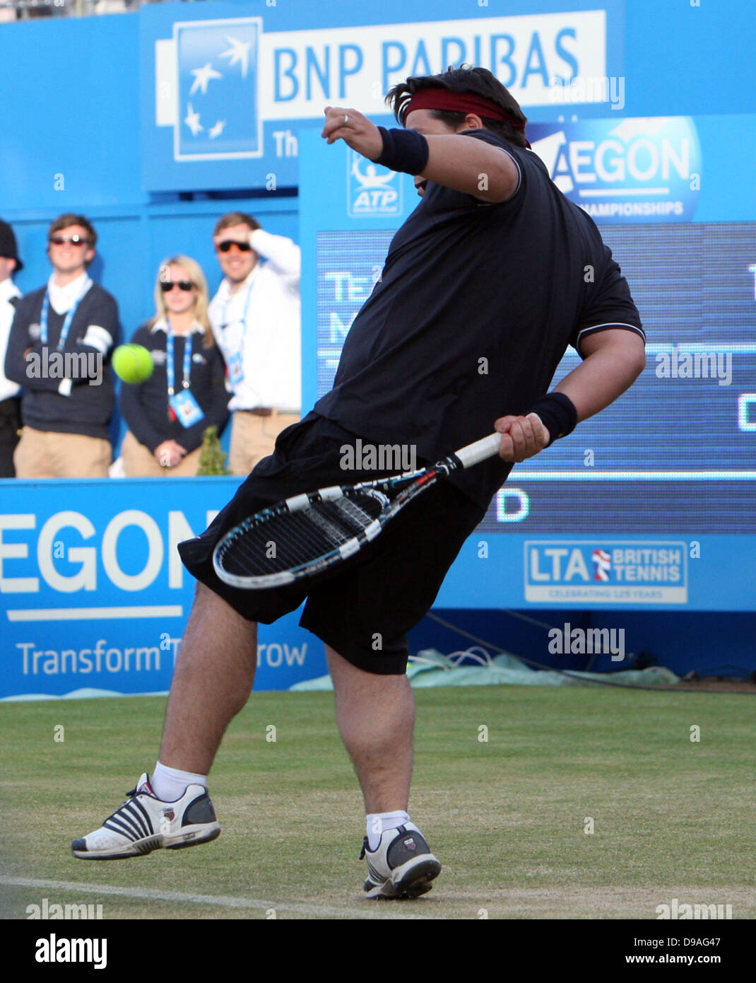 16.06.2013. Londres, Angleterre. Michael MCINTYRE joue dans un match de tennis la finale de l'Aegon Championships La Reine Banque D'Images