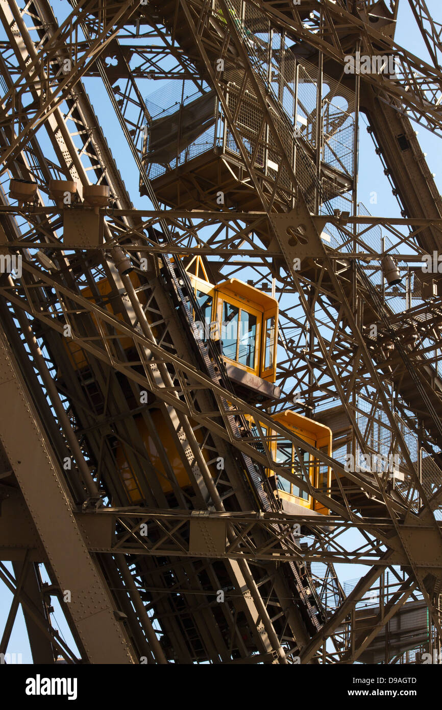 Deux ascenseurs orange vif poutre escalade Tour Eiffel, ordre croissant à la plate-forme du premier étage Banque D'Images
