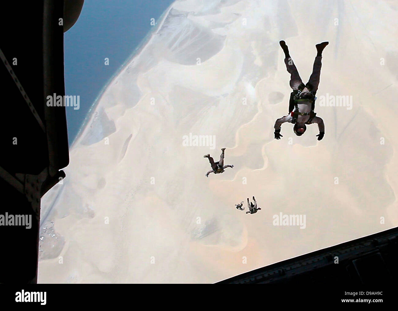 Les Marines américains avec la 26e Marine Expeditionary Force de l'unité Raid Maritime sauter l'arrière d'un CH-53E Super Stallion hélicoptère pendant les opérations de parachutage le 25 avril 2013 au Qatar. Banque D'Images