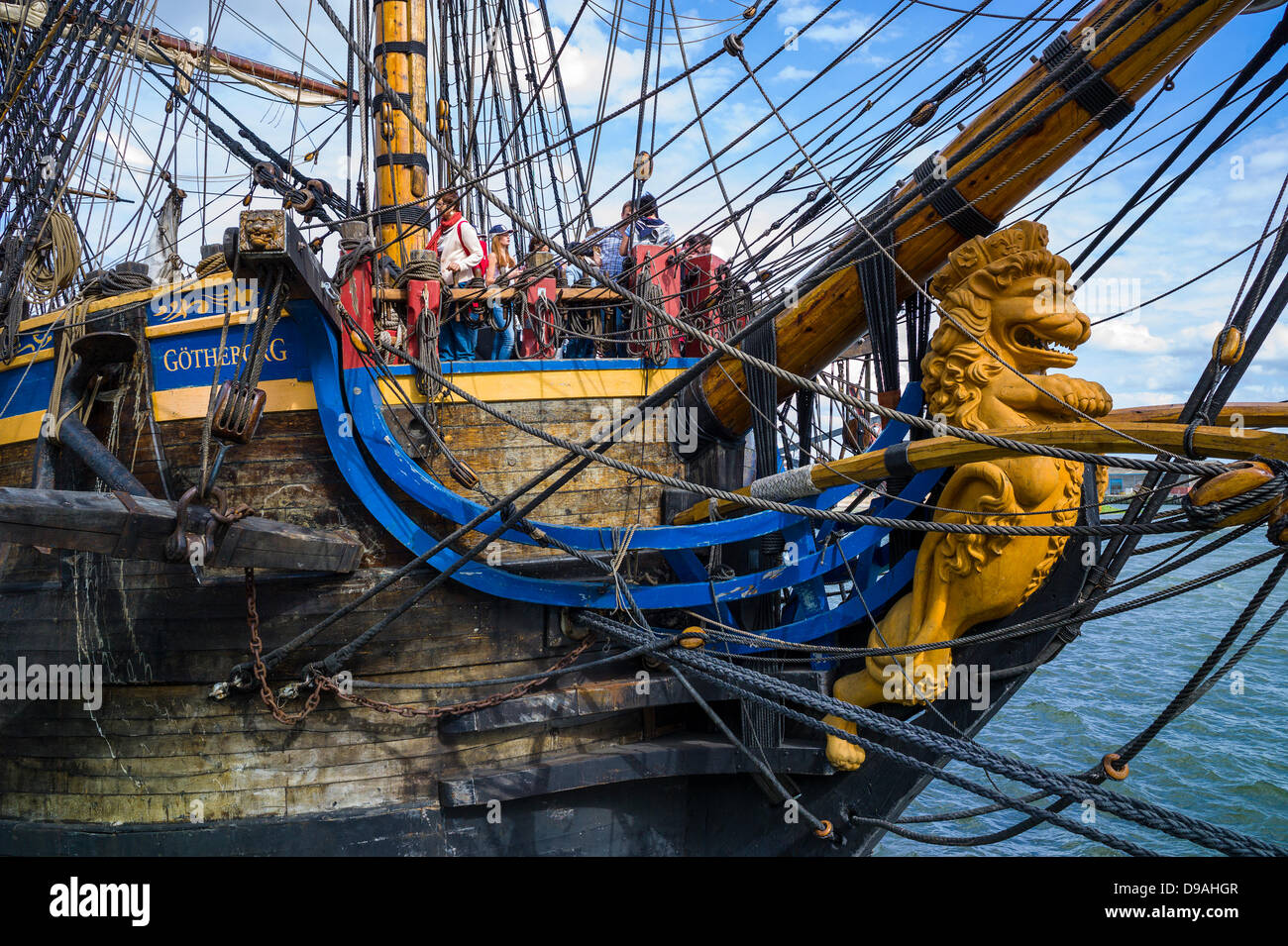 Rouen, France. 15 Juin, 2013. Les spectateurs sont à la proue du grand voilier suédois Gotheborg à l'Armada de Rouen. La proue est magnifiquement sculpté un lion d'or. Crédit : Christine Gates/Alamy Live News Banque D'Images