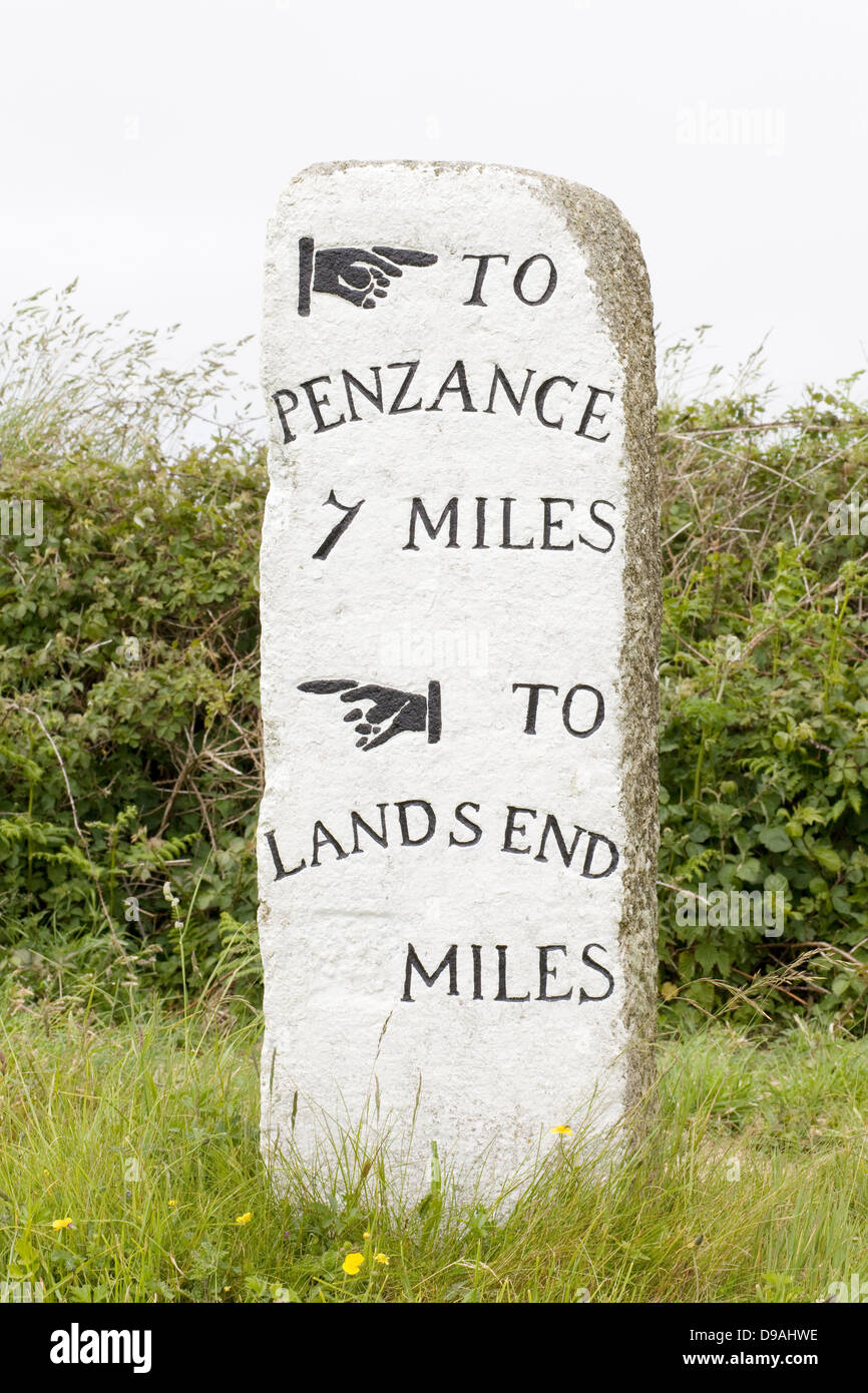 7 miles de Penzance, Lands End, étape importante sur la route sur l'A30 Cornwall Banque D'Images