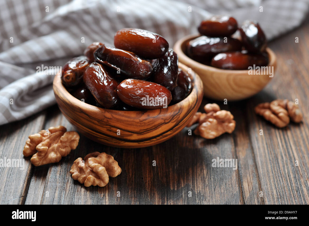 Dates des fruits dans un bol en bois libre sur fond de bois Banque D'Images