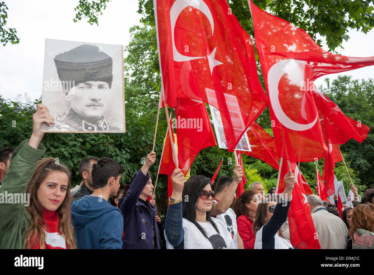 Londres, Royaume-Uni, 16 juin 2013. En réponse à la Turquie H, Tayip Erdogan et son gouvernement dure répression contre des manifestants dans le parc Gezi, des centaines de Turcs basés britanniques ont défilé dans le centre de Londres à partir de l'ambassade de Turquie et se terminant à Trafalgar Square. Credit : Lee Thomas/Alamy Live News Banque D'Images