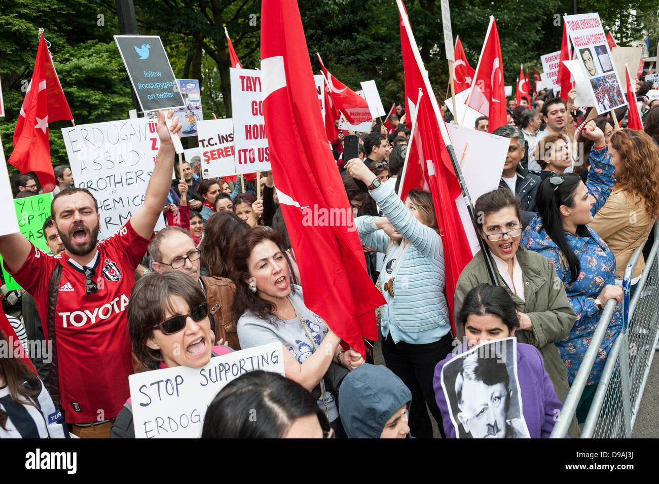 Londres, Royaume-Uni, 16 juin 2013. En réponse à la Turquie H, Tayip Erdogan et son gouvernement dure répression contre des manifestants dans le parc Gezi, des centaines de Turcs basés britanniques ont défilé dans le centre de Londres à partir de l'ambassade de Turquie et se terminant à Trafalgar Square. Credit : Lee Thomas/Alamy Live News Banque D'Images