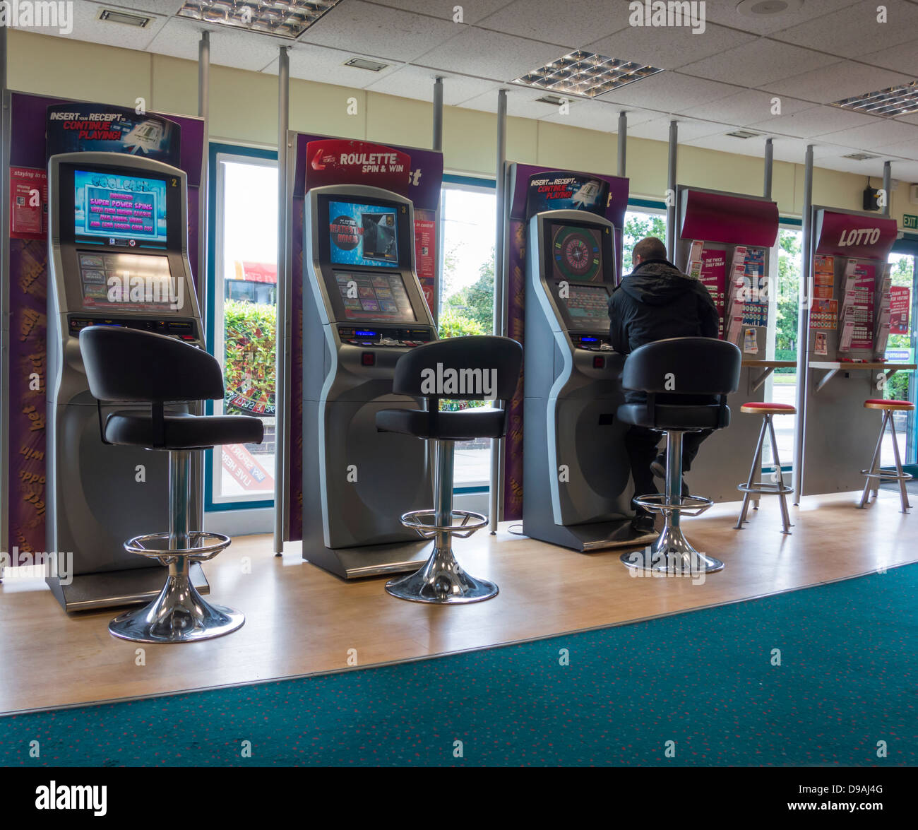 Machines de roulette (RSOS) terminal de pari à cote fixe dans Bookmakers Ladbrokes, England, UK Banque D'Images