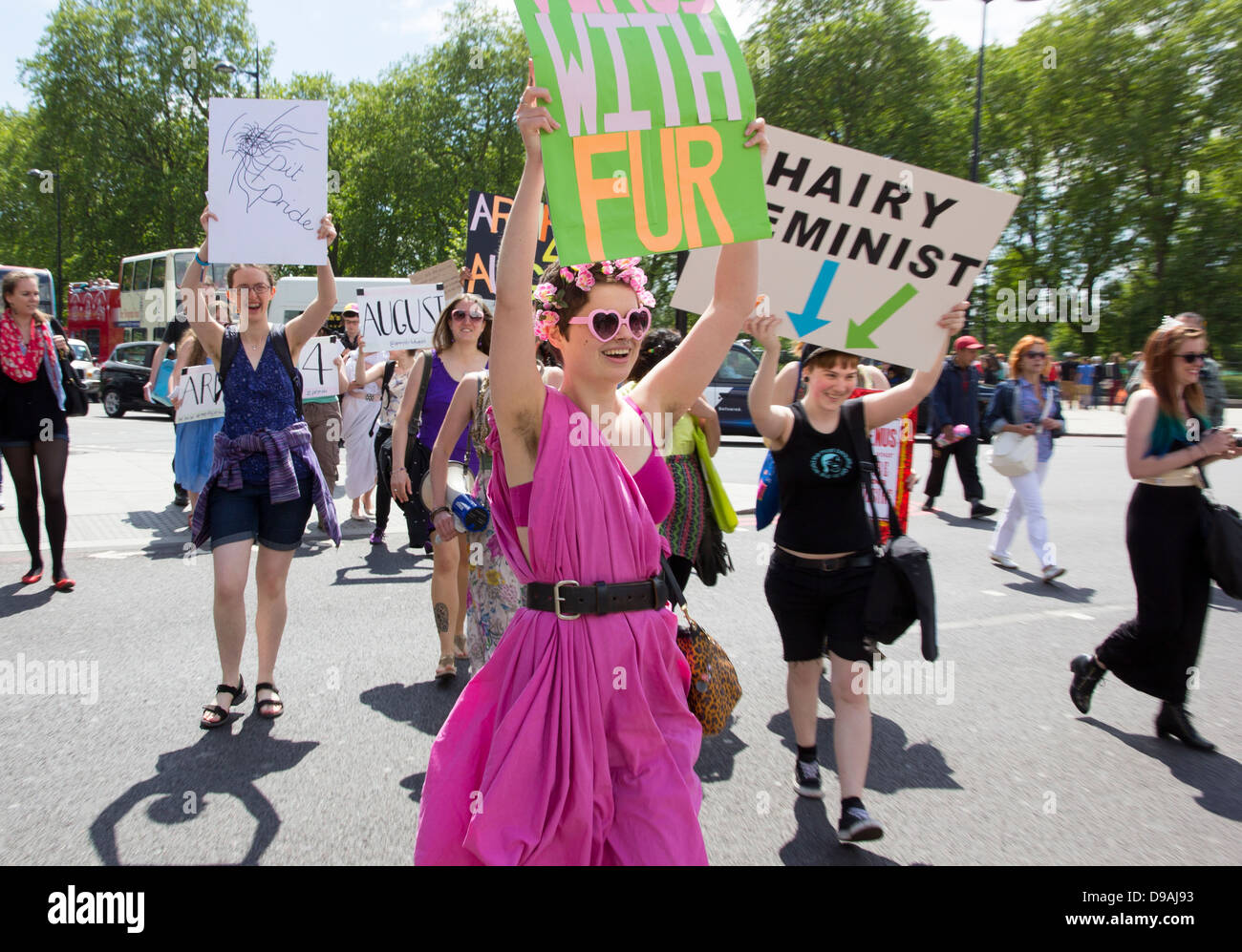 Les femmes avec des pancartes à Marble Arch à Londres pour faire connaître le prochain événement de parrainage Août 4 aisselles. Banque D'Images