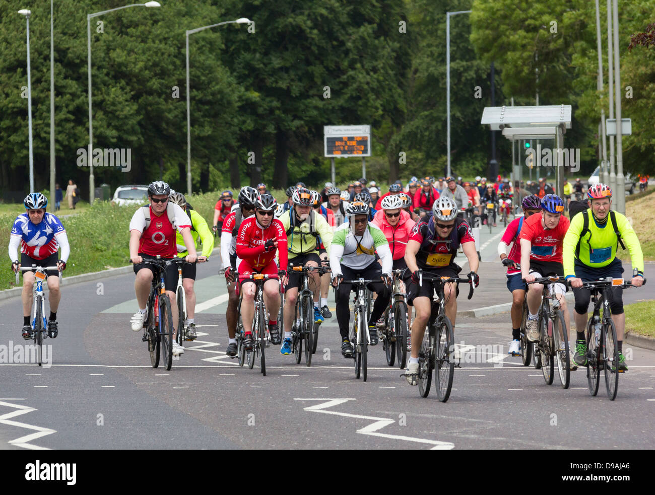 Groupe de cyclistes dans le Londres - Brighton Charity bike ride seulement 2 miles de la fin de la balade en vélo. Banque D'Images