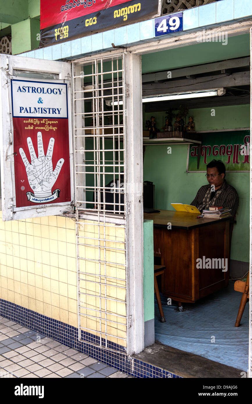 Chiromancien astrologue Shop la pagode Sule Yangon Myanmar Birmanie Rangon Banque D'Images