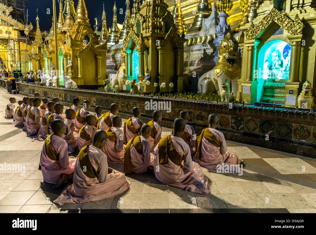 Moniales priant au temple bouddhiste de la pagode Shwedagon ou Pagode Grand Dagon ou Golden Pagoda Yangon (Rangoon) Birmanie Myanmar Banque D'Images