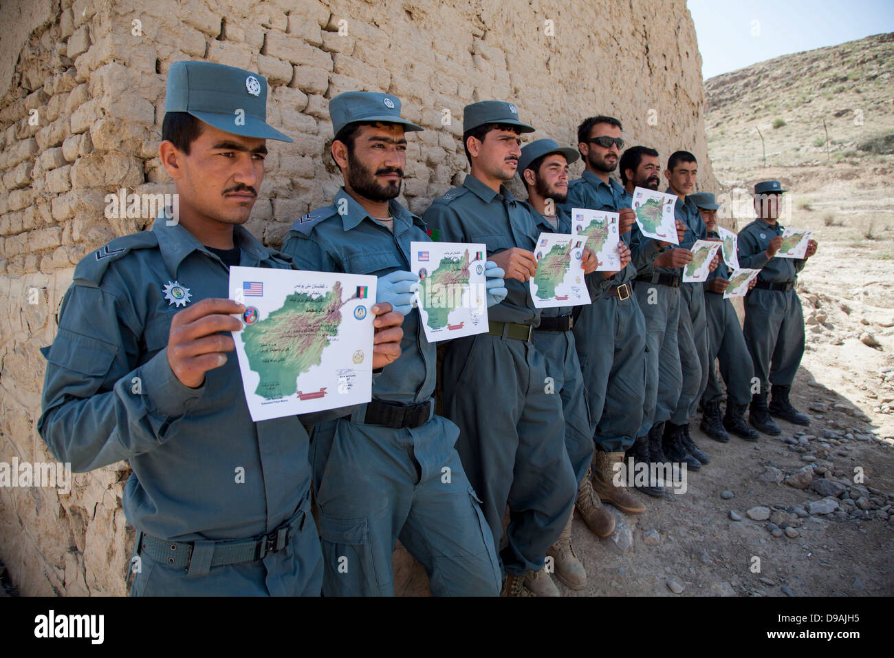 Des policiers en uniforme afghane afficher leurs certificats pour l'achèvement de la collecte de preuves de la formation sur la base d'opérations avancée de Zeebrugge le 27 avril 2013 en Afghanistan, Kajaki. Banque D'Images