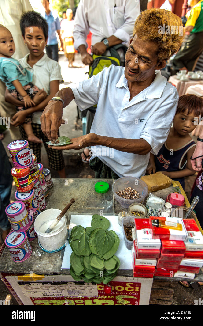 La préparation d'un vendeur de rue tabac cigare Yangon Myanmar Birmanie Rangoon Banque D'Images