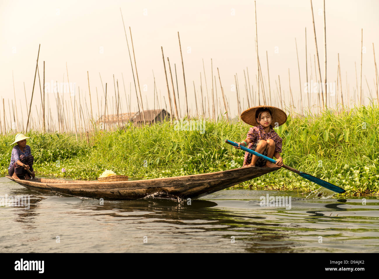 Jeune fille birmane Birmanie Myanmar Lac Inle aviron Banque D'Images