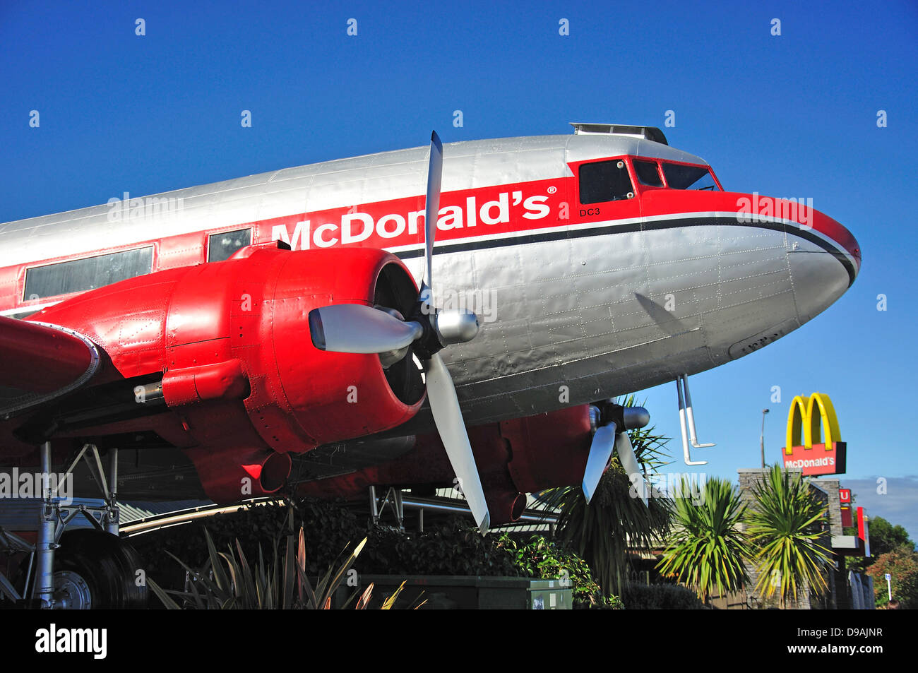 Douglas DC-3 Vintage chez McDonald's Restaurant, Ruapehu Street, Taupo, île du Nord, de la région de Waikato, Nouvelle-Zélande Banque D'Images