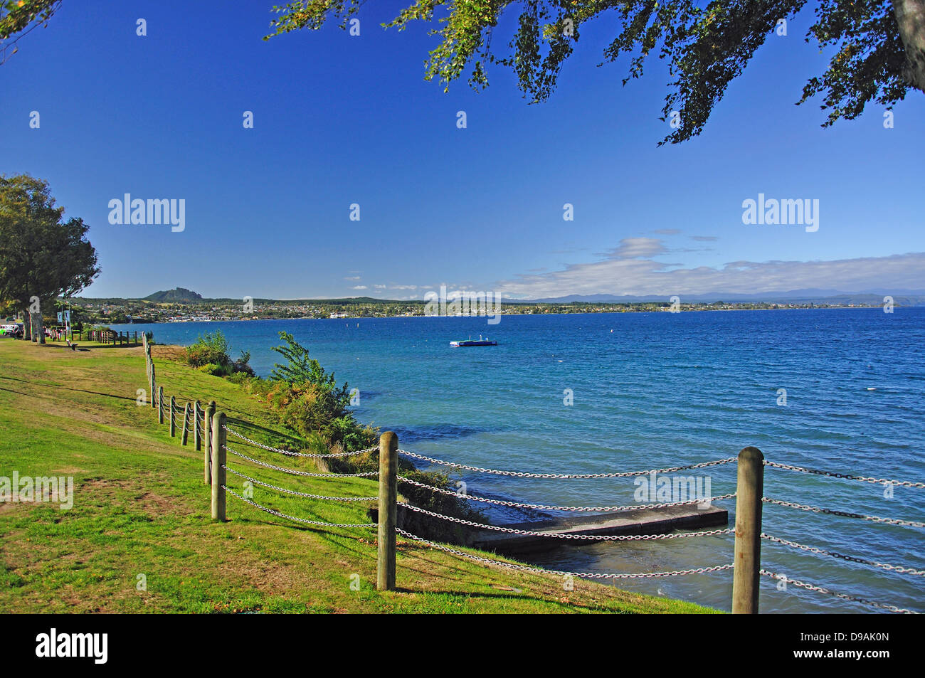 Vue sur le lac, le Lac Taupo, Taupo, île du Nord, de la région de Waikato, Nouvelle-Zélande Banque D'Images