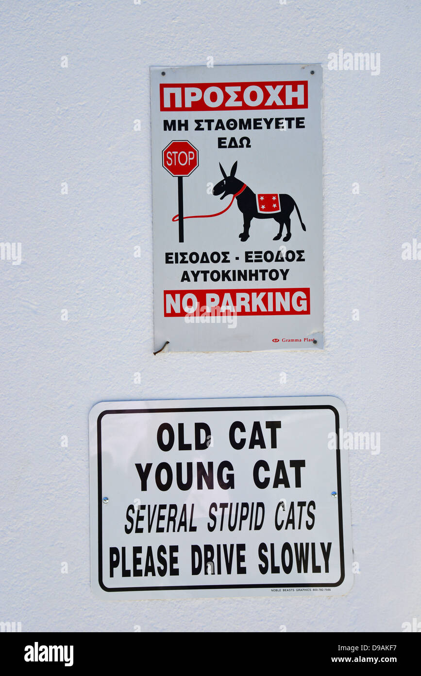 Signes d'humour sur le mur, Pefkos, Rhodes (Rodos), du Dodécanèse, Grèce, région sud de la Mer Egée Banque D'Images