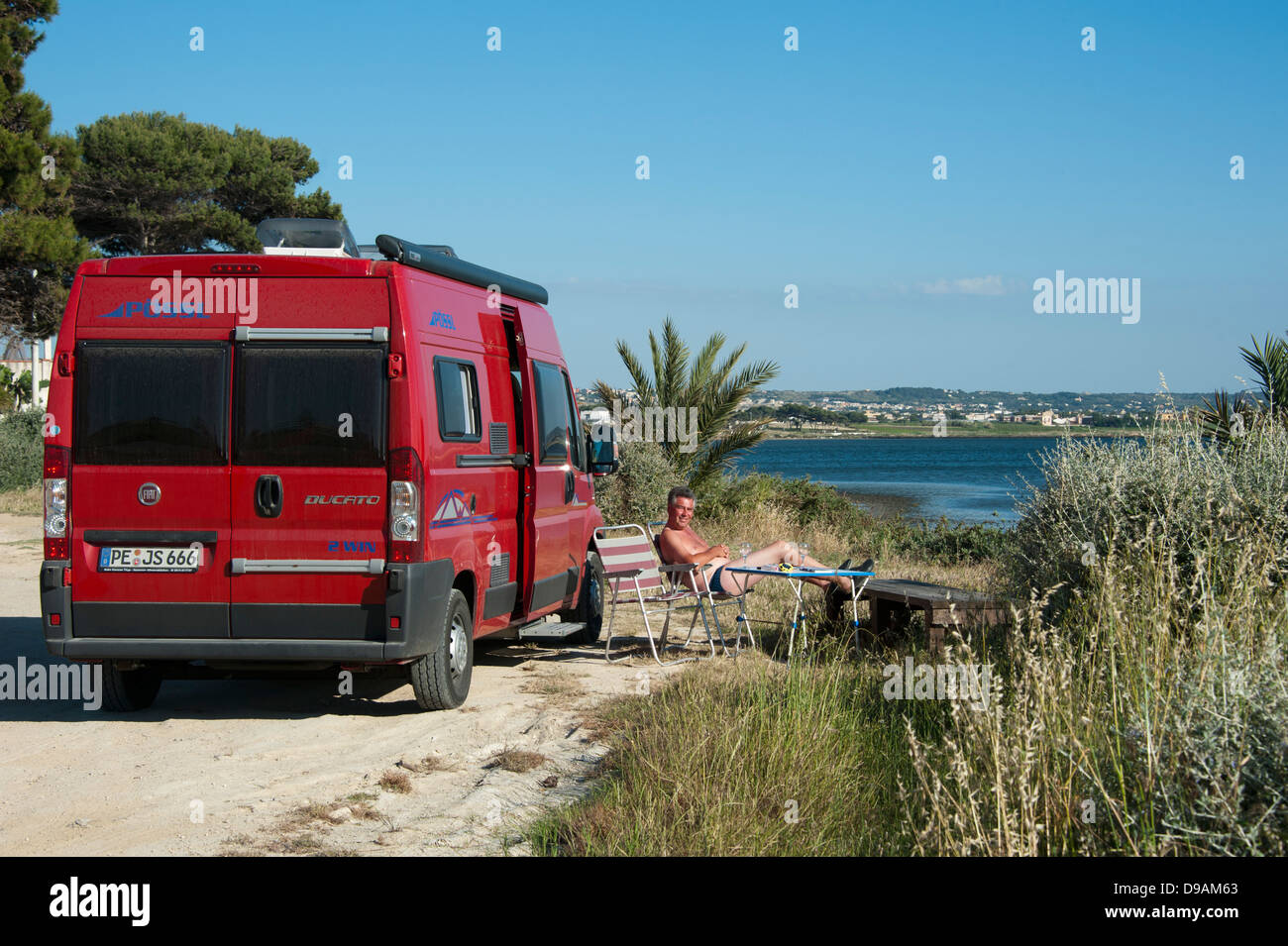 Camping car, Birgi Vecchi, province de Trapani, Sicile, Italie , Wohnmobil, Vecchi, Provinz Trapani Birgi, sicilia, Italie Banque D'Images