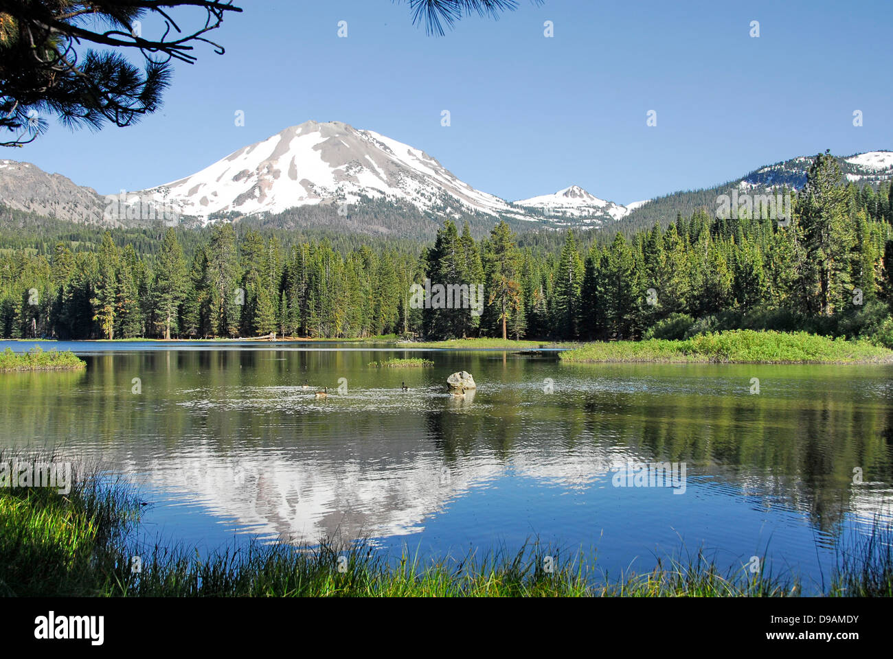 Manzanita Lake avec Lassen Peak en arrière-plan dans Lassen Peak volcan de Lassen Volcanic National Park, Californie du Nord Banque D'Images