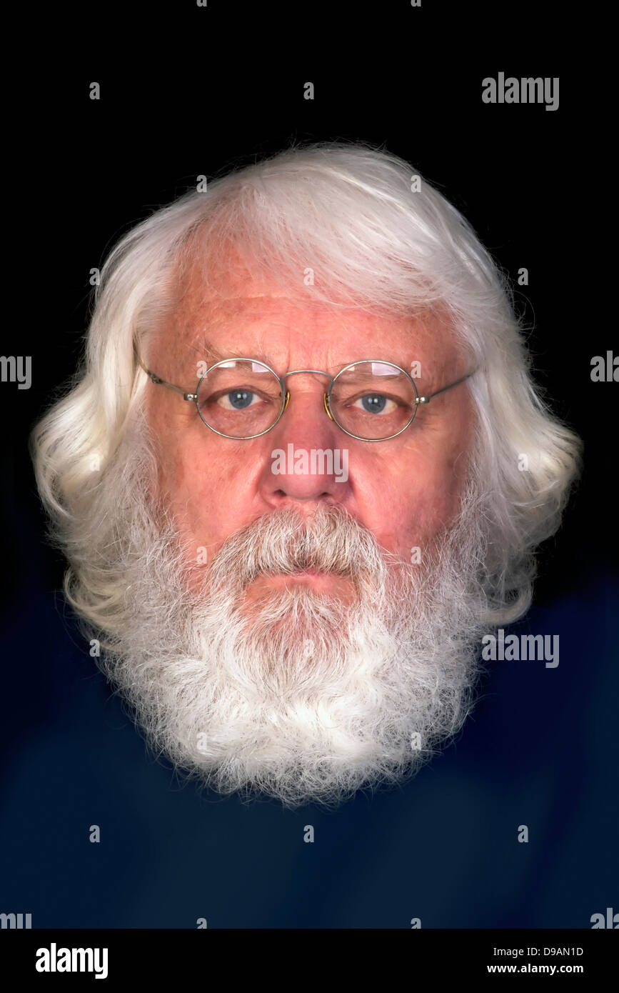 Vieil homme portrait - livre d'histoires grand-père avec des lunettes Banque D'Images