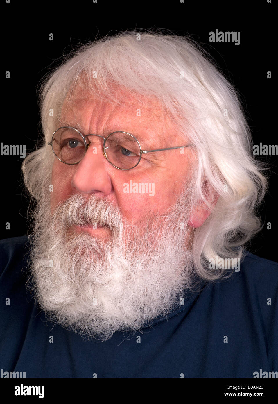 Vieil homme portrait - livre d'histoires grand-père avec des lunettes Banque D'Images