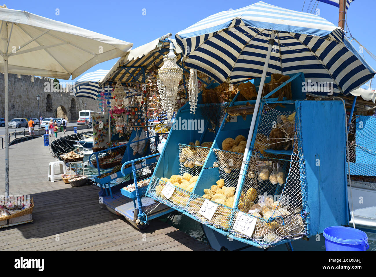 Décrochage souvenirs sur bateau de pêche, Kolona Port, Vieille Ville, Ville de Rhodes, Rhodes, Dodécanèse, Grèce Banque D'Images