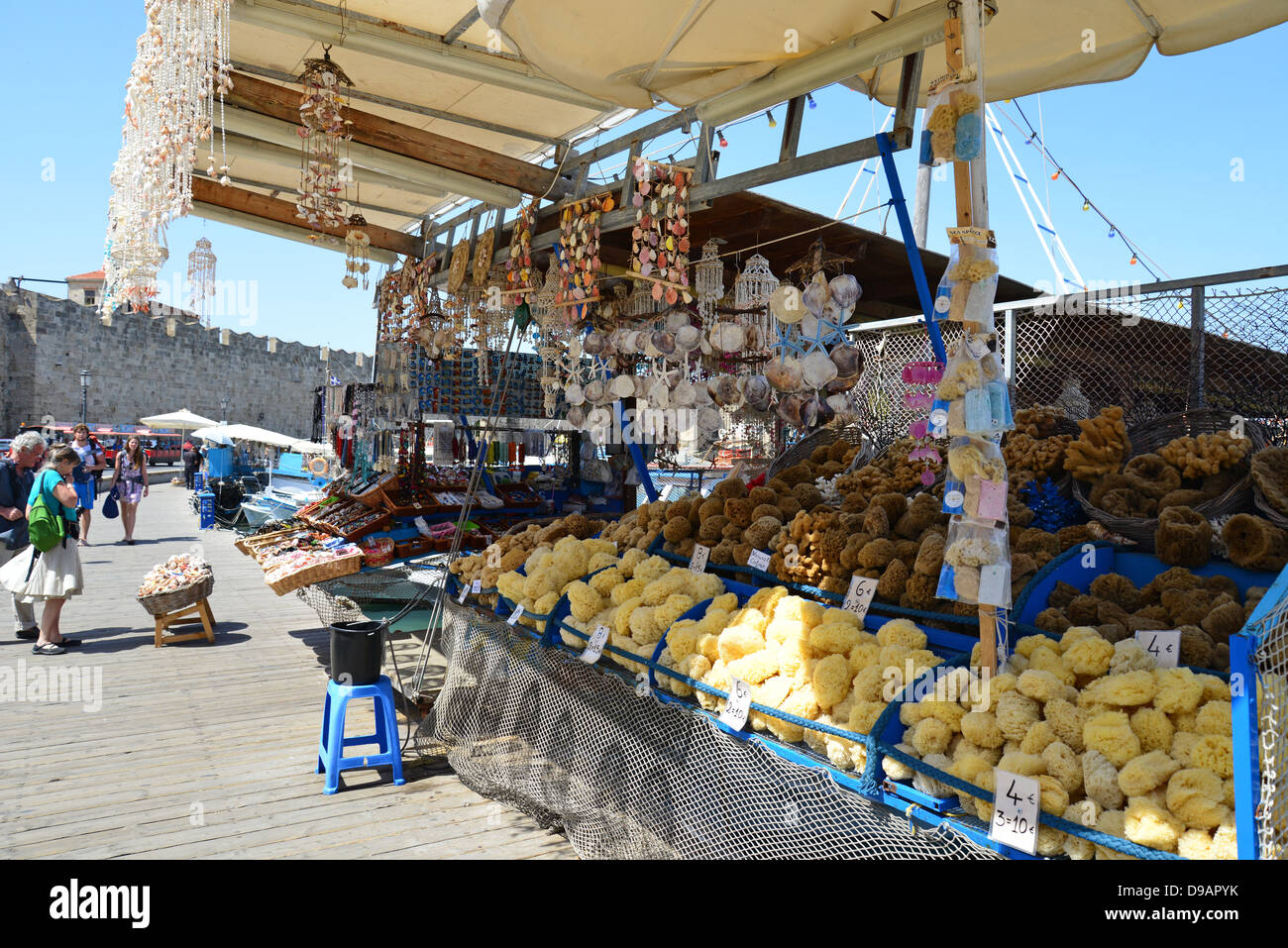 Décrochage souvenirs sur bateau de pêche, Kolona Port, Vieille Ville, Ville de Rhodes, Rhodes, Dodécanèse, Grèce Banque D'Images