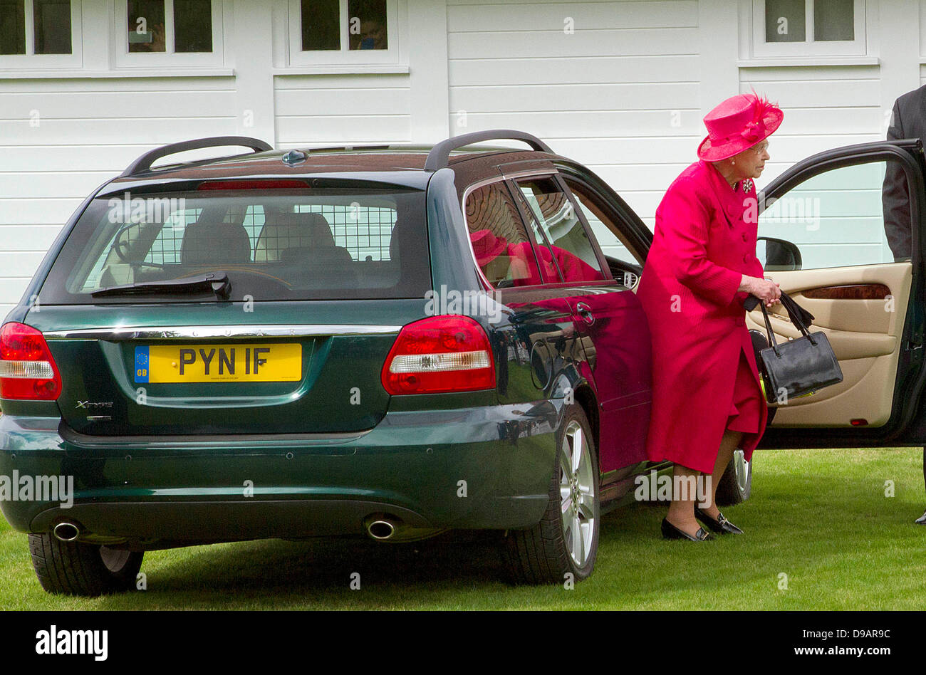Egham, UK. 16 Juin, 2013. La Grande-Bretagne La reine Elizabeth II arrive dans une voiture conduite par elle-même pour la finale de la coupe de la Reine Cartier au Guards Polo Club à Egham, 16 juin 2013. Photo : Albert/Nieboerdpa Alamy Live News Banque D'Images