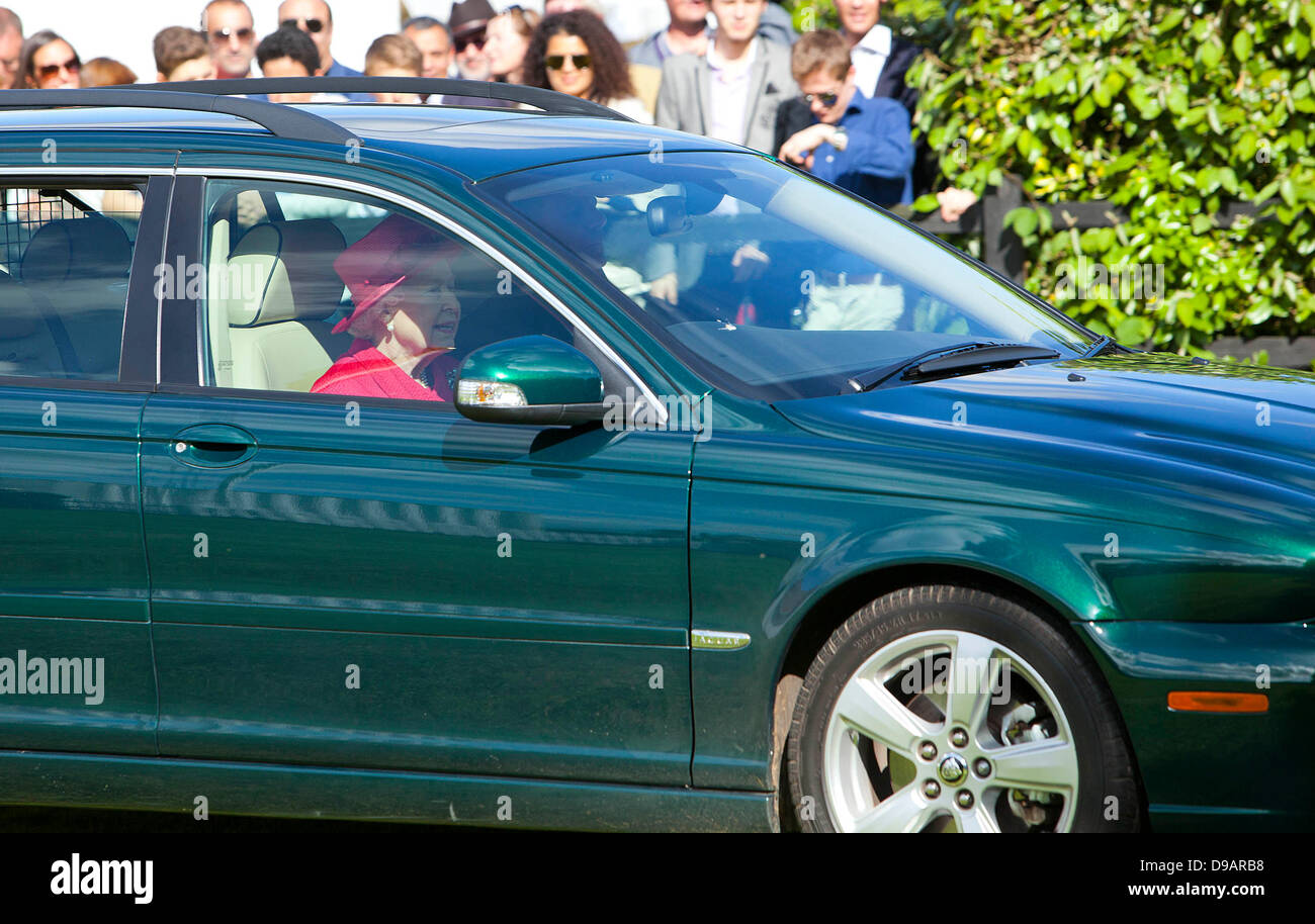 Egham, UK. 16 Juin, 2013. La Grande-Bretagne La reine Elizabeth II feuilles dans une voiture conduite par elle-même pour la finale de la coupe de la Reine Cartier au Guards Polo Club à Egham, 16 juin 2013. Photo : Albert/Nieboerdpa Alamy Live News Banque D'Images