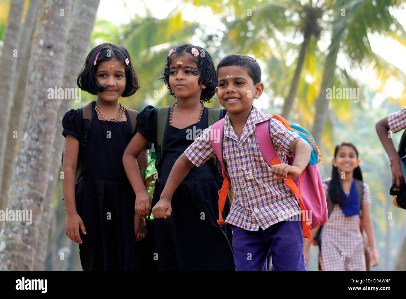 Les enfants de l'école posent joyeusement. Kerala, Inde rurale Banque D'Images